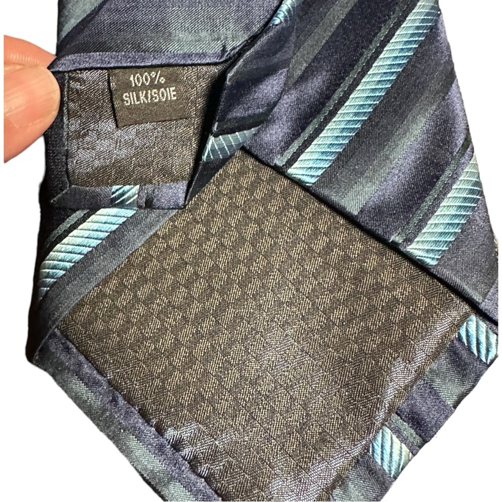MEN'S SIGNATURE CARRINGTON 100% SILK BLUE STRIPED TIE (NWT) - Picture 5 of 7